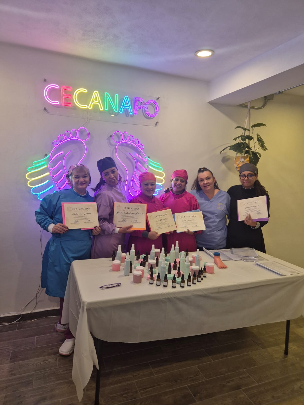 Alumnas del taller de fórmulas magistrales con certificados CECANAPO