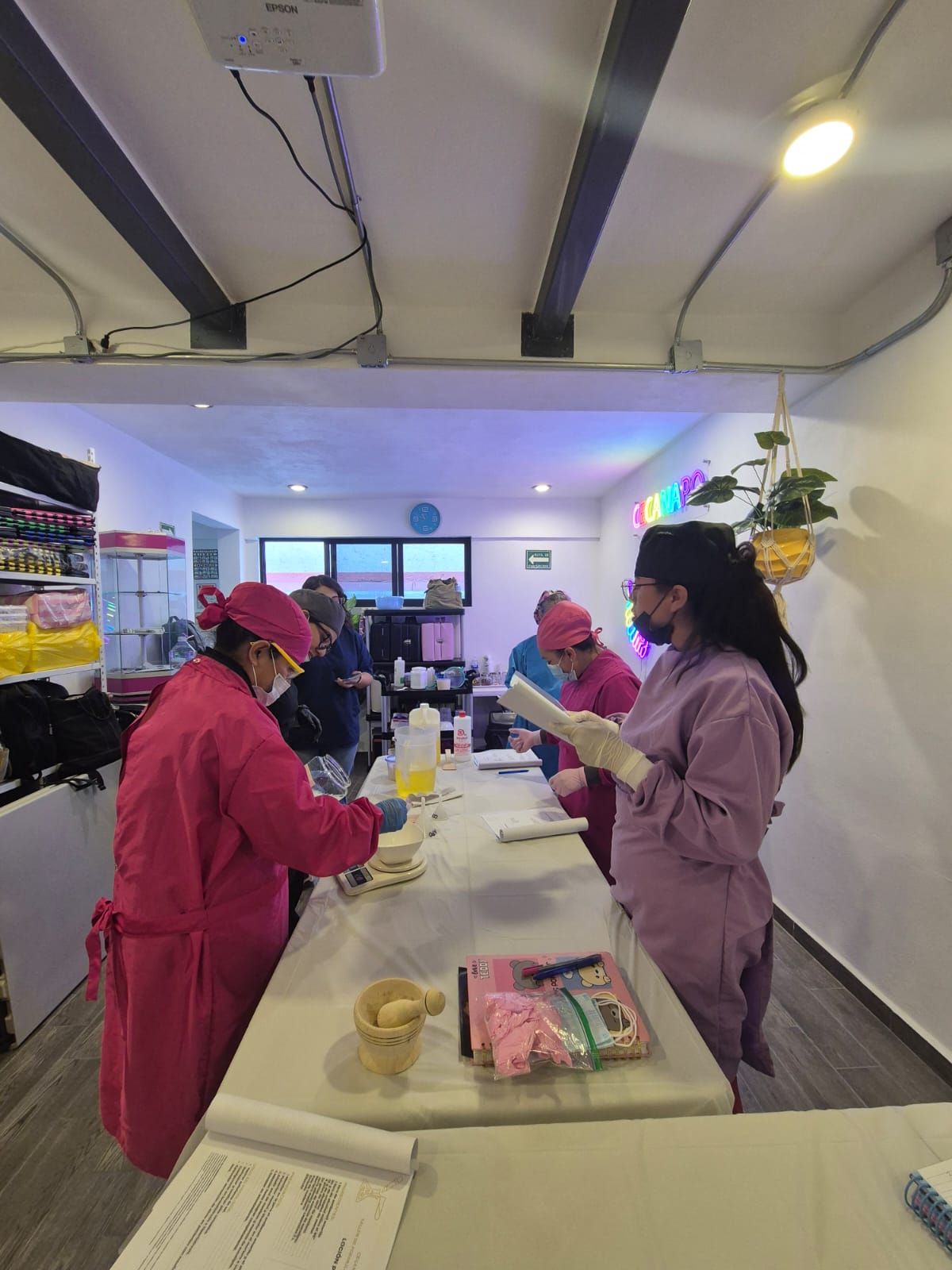 Alumnos de CECANAPO en capacitación podológica